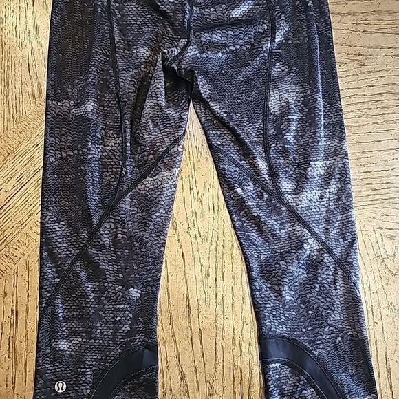 Lululemon size 6 sequin cropped legging - Picture 9 of 11
